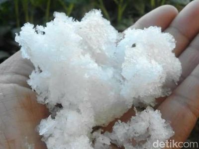 Kala Salju Putihkan Dieng
