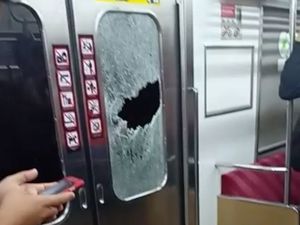 KCI: Pelemparan Batu ke KRL Biasa Terjadi di Musim Libur