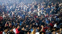 Ribuan orang mengikuti aksi nonton bareng gratis tersebut.