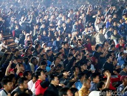 Tunggu Brasil Vs Belgia, Peserta Nobar Piala Dunia Tonton Konser