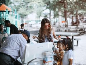 Ketahuan! Ini 10 Bukti Kalau Selena Gomez Doyan Es Krim hingga Cheetos