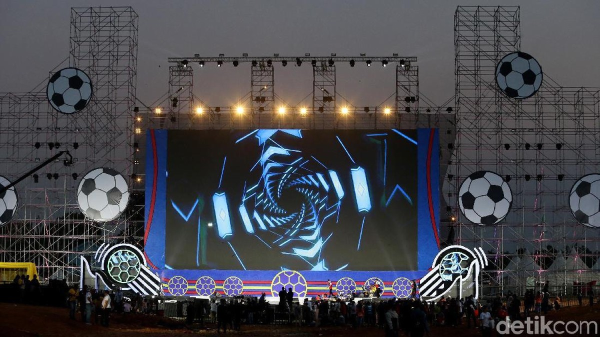 Layar raksasa dalam acara nobar Piala Dunia 2018 di Lapangan Sunburst BSD (Foto: Ari Saputra)