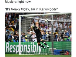 Kesalahan Muslera mirip banget sama blunder Karius di final Liga Champions, kan? Foto: Twitter