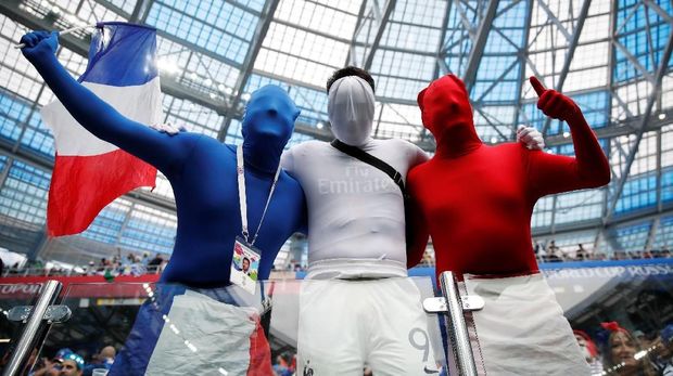 Suporter timnas Prancis di Stadion Nizhny Novgorod jelang laga melawan Uruguay.
