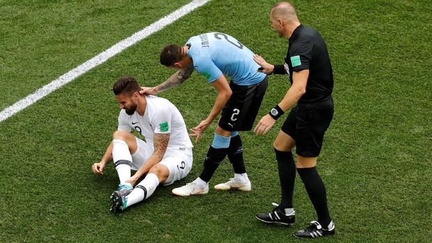 Olivier Giroud saat terinjak Jose Gimenez di menit kedua pertandingan.