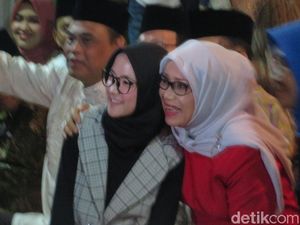 Sabyan Gambus Foto Bareng Mufidah Kalla di Halalbihalal DMI