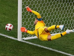 Uruguay juga mempunyai sebuah peluang matang yang mampu ditepis Hugo Lloris. REUTERS/Carlos Barria.