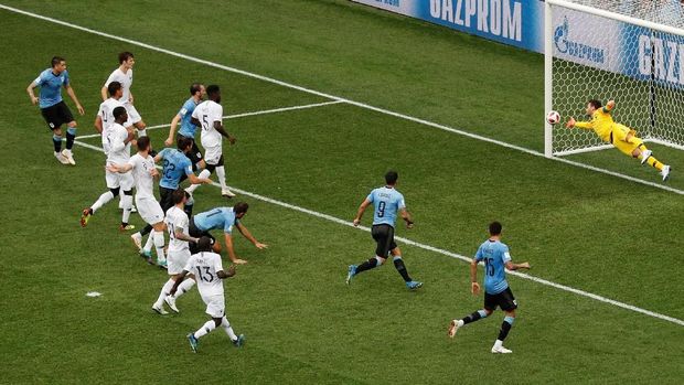 Salah satu peluang Uruguay melalui sundulan Martin Caceres di babak pertama.