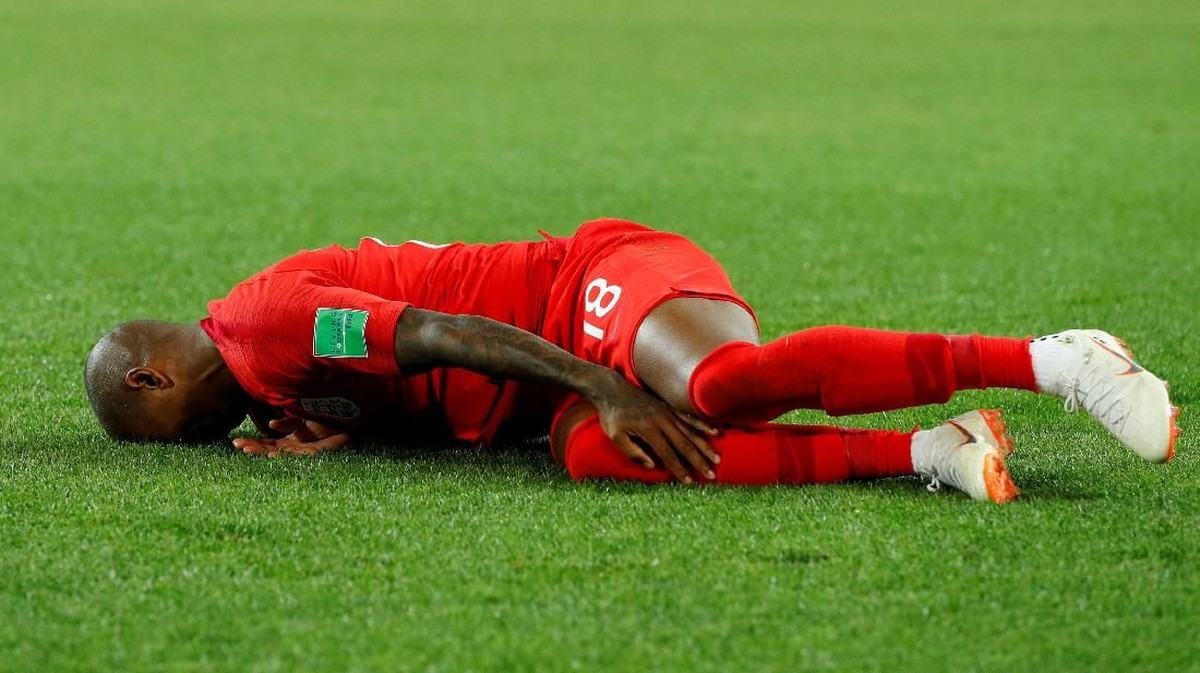 Ashley Young terkapar di lapangan pada laga melawan Kolombia (Foto: John Sibley/Reuters)