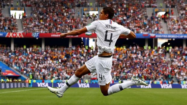 Raphael Varane merayakan gol ke gawang Uruguay.