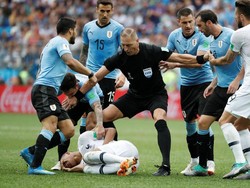 Sempat terjadi keributan antar pemain, ketika Kylian Mbappe terjatuh. REUTERS/Damir Sagolj.