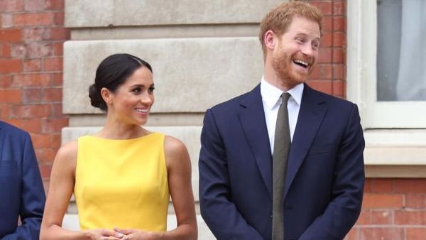 Foto: Tampil Beda, Meghan Markle Memesona dengan Gaun Kuning Terang