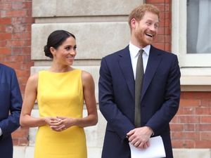 Foto: Tampil Beda, Meghan Markle Memesona dengan Gaun Kuning Terang