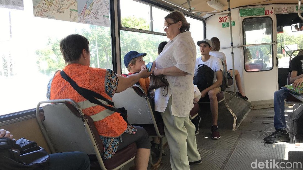 Ibu-ibu kondektur bus di Samara, Rusia. (Foto: Mohammad Resha Pratama/detikSport)