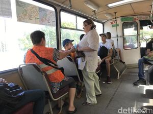 Tentang Emak-Emak Kondektur Bus Bergaji Rp 11 juta di Samara