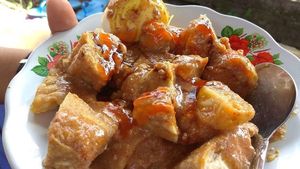 Habis Olahraga Pagi, Paling Enak Makan Batagor Berkuah Kacang Ini