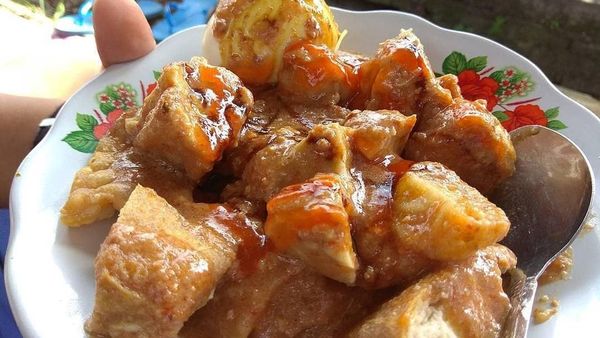Habis Olahraga Pagi, Paling Enak Makan Batagor Berkuah Kacang Ini