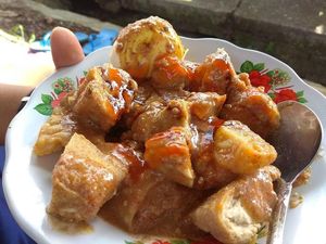 Habis Olahraga Pagi, Paling Enak Makan Batagor Berkuah Kacang Ini