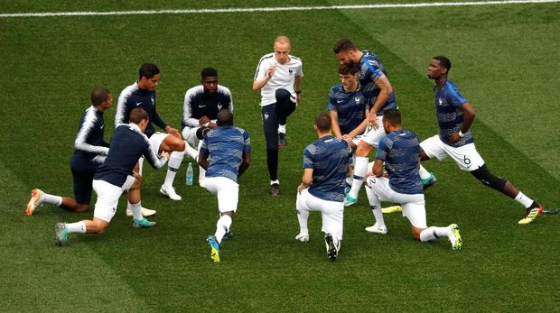 Para pemain timnas Prancis menjalani pemanasan jelang melawan Uruguay.