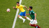 Fagner. Penampilannya di sektor kanan pertahanan Brasil cukup mencuri perhatian di Piala Dunia 2018. Pemain Corinthians ini pun dikabarkan menarik minat klub-klub Eropa, setelah sebelumnya gagal bikin impresi dengan PSV Eindhoven dan Wolfsburg. (Foto: David Gray/Reuters)