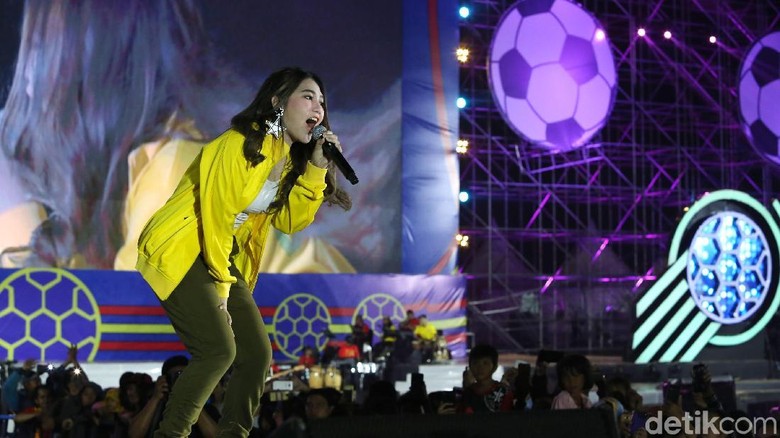 Aksi Via Vallen Naik Moge di Klip Baru Bikin Netizen Salah Fokus