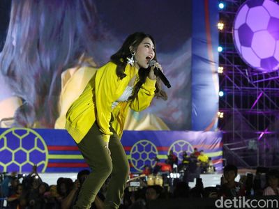 Penampilan Via Vallen Panaskan Nobar Piala Dunia 2018 di Sunburst BSD