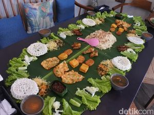 Satoesoek+: Puasnya Menyantap Liwetan Sunda Komplet di Atas Daun Pisang