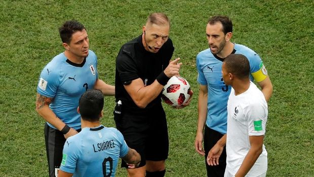 Wasit Nestor Pitana memberi peringatan kepada Kylian Mbappe.