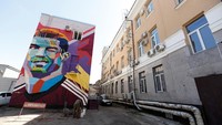 Mural Ronaldo ini sudah hadir jauh-jauh hari, untuk menyambut Ronaldo yang datang ke Kazan dalam partisipasi Portugal di Piala Konfederasi 2017 lalu. (Foto: John Sibley/Reuters)