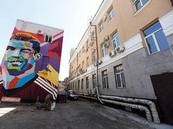 Mural Ronaldo ini sudah hadir jauh-jauh hari, untuk menyambut Ronaldo yang datang ke Kazan dalam partisipasi Portugal di Piala Konfederasi 2017 lalu. (Foto: John Sibley/Reuters)