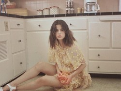 Justin Bieber dan Hailey Baldwin Tunangan, Selena Gomez Santai Berbikini