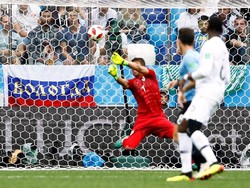 Gol kedua Prancis lahir melalui blunder penjaga gawang Uruguay yang gagal memblok tendangan Griezmann. REUTERS/Jason Cairnduff.