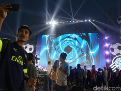 Videotron raksasa tersebut berukuran 10 x 30 meter.