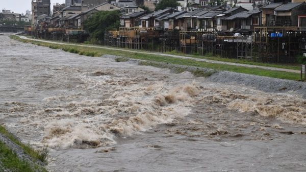 Foto: Banjir Dampak Hujan Lebat Tak Biasa di Jepang