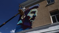 Mural kedua lahir seiring lolosnya Argentina ke 16 besar Piala Dunia 2018, untuk main di Kazan lawan Prancis. Giliran Lionel Messi jadi mural. (Foto: Pilar Olivares/Reuters)