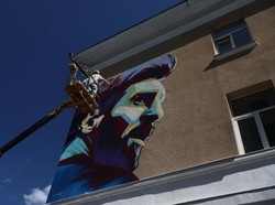 Mural kedua lahir seiring lolosnya Argentina ke 16 besar Piala Dunia 2018, untuk main di Kazan lawan Prancis. Giliran Lionel Messi jadi mural. (Foto: Pilar Olivares/Reuters)