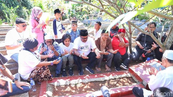 Ketika Si Doel Cs Ziarah ke Makam Pak Tile