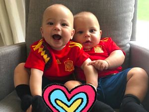 Cute! Anak Kembar Anna Kournikova Ikut Demam Piala Dunia