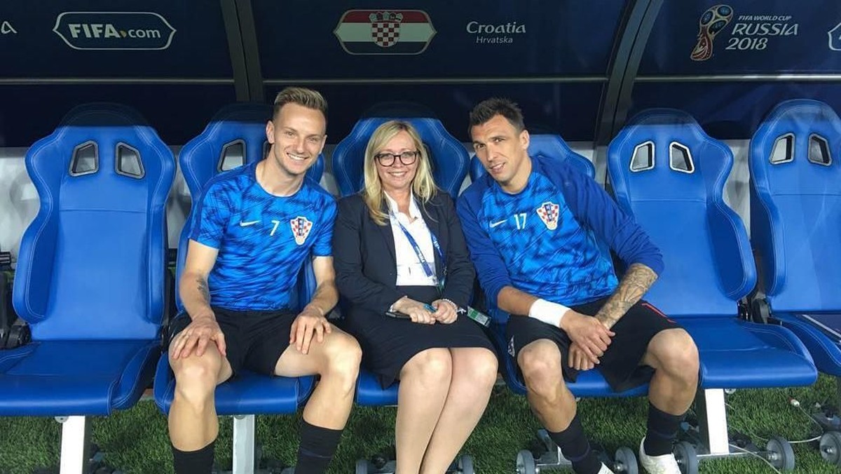 Iva Olivari bersama dengan Ivan Rakitic (kiri) dan Mario Mandzukic. (Foto: Instagram @iva_oli)