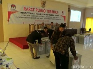 Rekapitulasi di Bojonegoro Saksi Paslon Nomor 2 Tolak Tanda Tangan