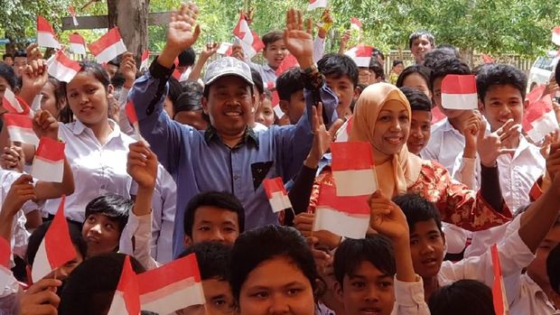 Dubes RI untuk Kamboja, Sudirman Haseng di tengah para siswa Sekolah Persahabatan RI-Kamboja.
