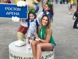 Kehadiran Larissa Pereira di tribune stadion tentu menjadi penyemangat tambahan untuk Roberto Firmino. Sang suami sejauh ini sudah mencetak gol. Foto: Instagram