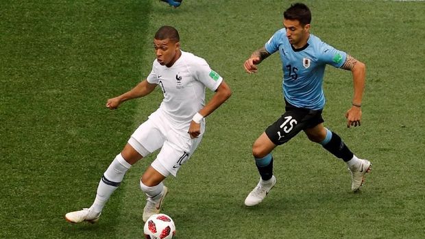 Kylian Mbappe gagal memanfaatkan peluang di kotak penalti Uruguay.