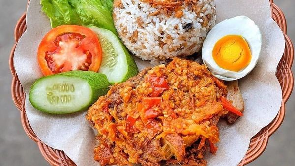 Ngeunah Pisan! Sangu Tutug Oncom Berlauk Komplet Jepretan Netizen