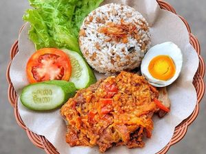 Ngeunah Pisan! Sangu Tutug Oncom Berlauk Komplet Jepretan Netizen