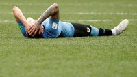 Jose Gimenez tampak kecewa atas kekalahan Uruguay. REUTERS/Grigory Dukor.