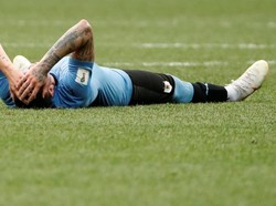 Jose Gimenez tampak kecewa atas kekalahan Uruguay. REUTERS/Grigory Dukor.