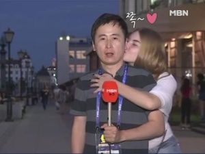 Reporter Pria Dicium Dua Wanita Saat Siaran Piala Dunia Picu Kontroversi Reporter Pria Dicium Dua Wanita Saat Siaran Piala Dunia Picu Kontroversi