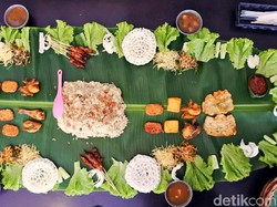 Puas Menyantap Liwetan Khas Sunda di Atas Daun Pisang