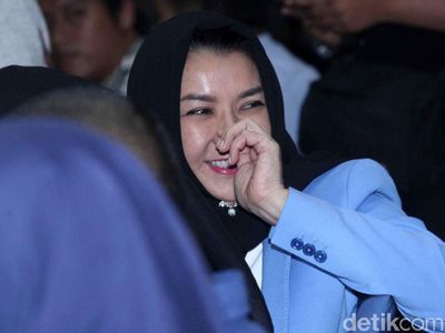 Ekspresi Bupati Rita Jelang Sidang Vonis